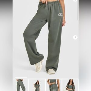 LIGHTWEIGHT STRAIGHT LEG JOGGERS WITH GRAPHIC